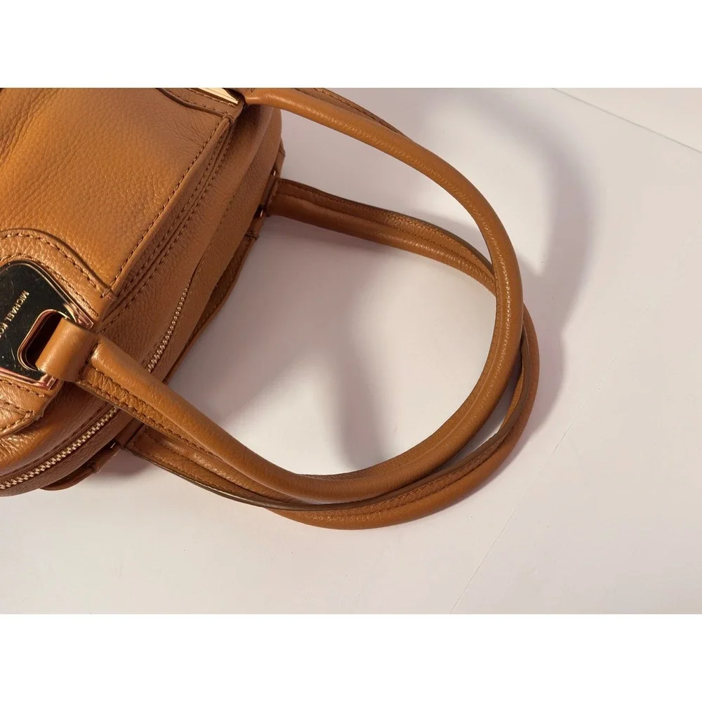 Michael Kors leather shoulder bag with 3 main sections 4 slip, 2 zip pockets EUC